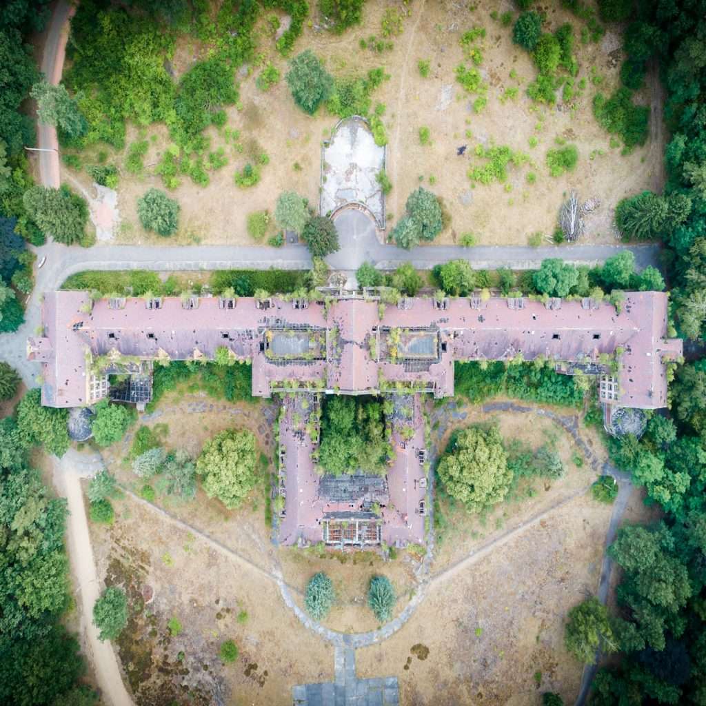 aerial-top-view-of-abandon-building-in-the-forest-7VXKG89-1024x1024